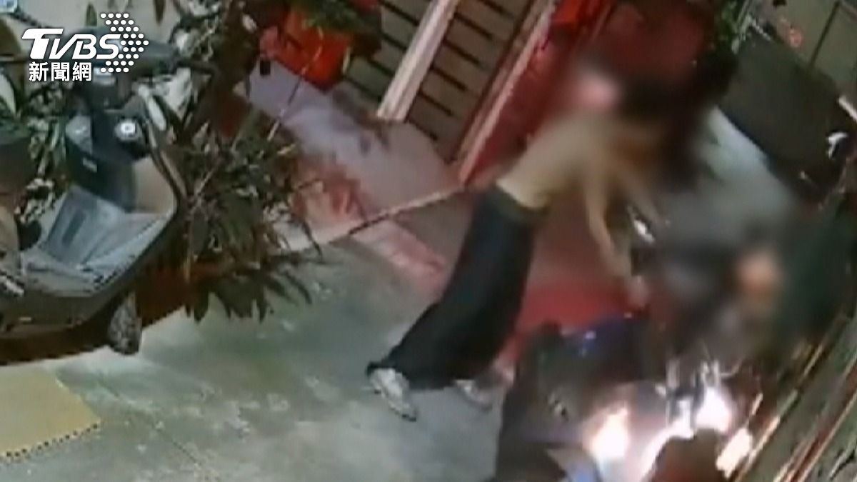 台中裸男無故砸婦 9處傷家屬怒警放人。(圖/TVBS)