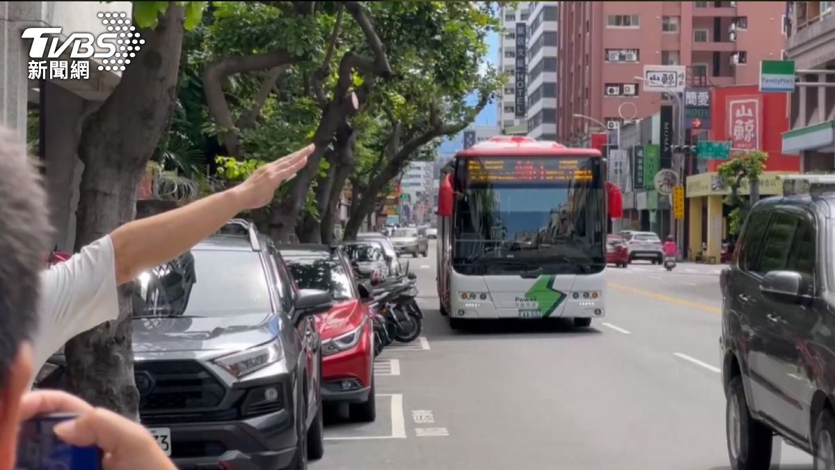 司機爆氣「你沒出過社會」!曉明女中生攔車姿勢遭訓斥。(圖/TVBS)
