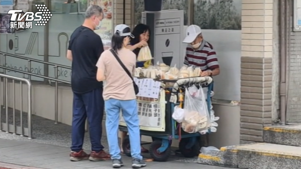 98歲王爺爺每天早上擺攤賣饅頭。(圖/TVBS)