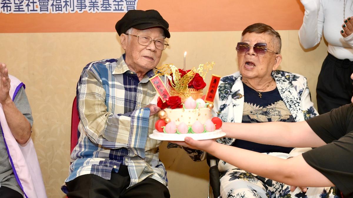 林福地(左)和林松義在活動中慶生。(圖/台灣優質生命協會提供)