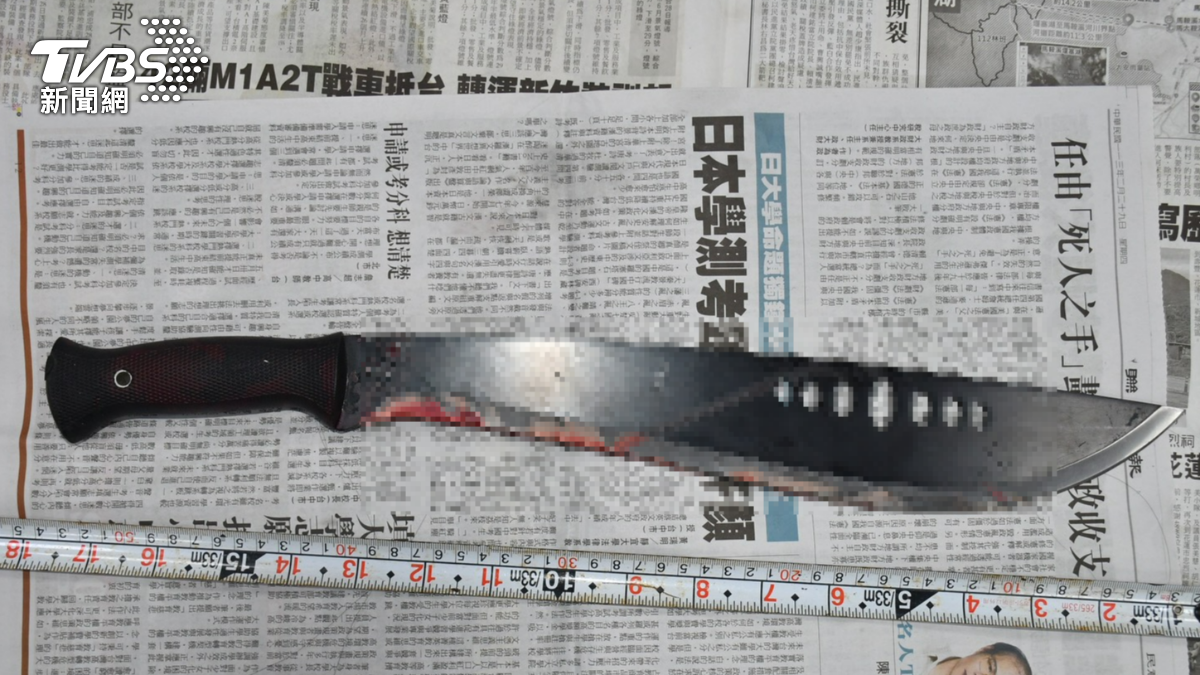 蔡男吵架持近20cm的開山刀。（圖／TVBS）