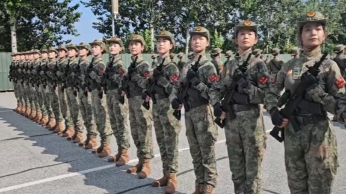 大陸民兵女方隊首亮相，為了93閱兵正在加緊練習。（圖／TVBS）