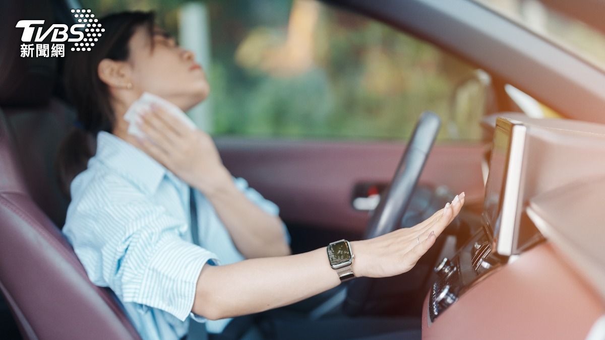 真「火燒屁股」!車停35°C室外曬半小時 椅墊竟破70°C