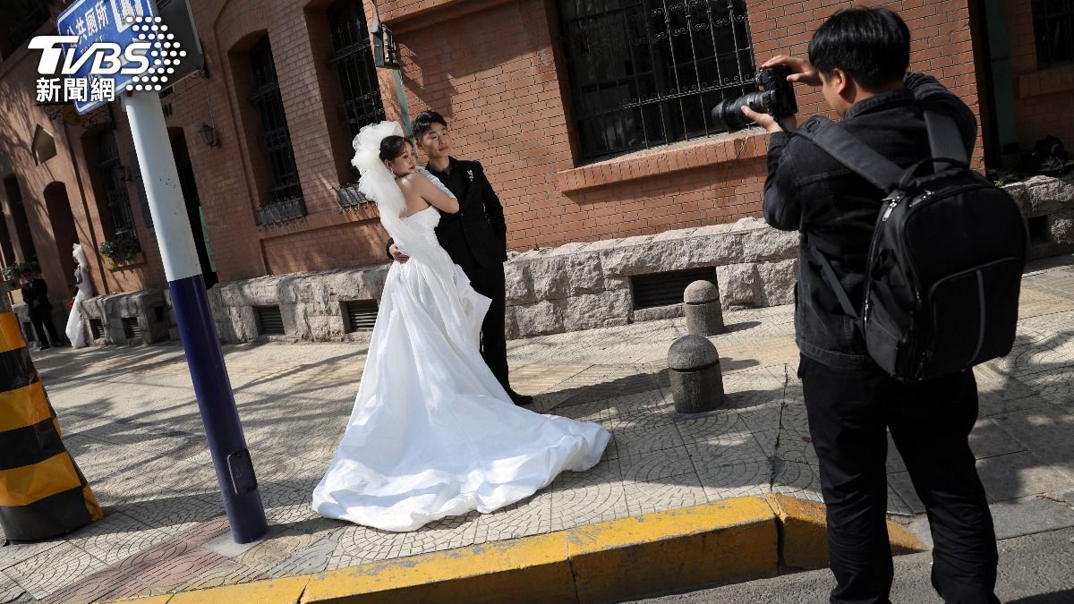 中國平均結婚費用高達新台幣1057萬元,年輕人迫於經濟壓力,不敢結婚。(圖/達志影像路透社)