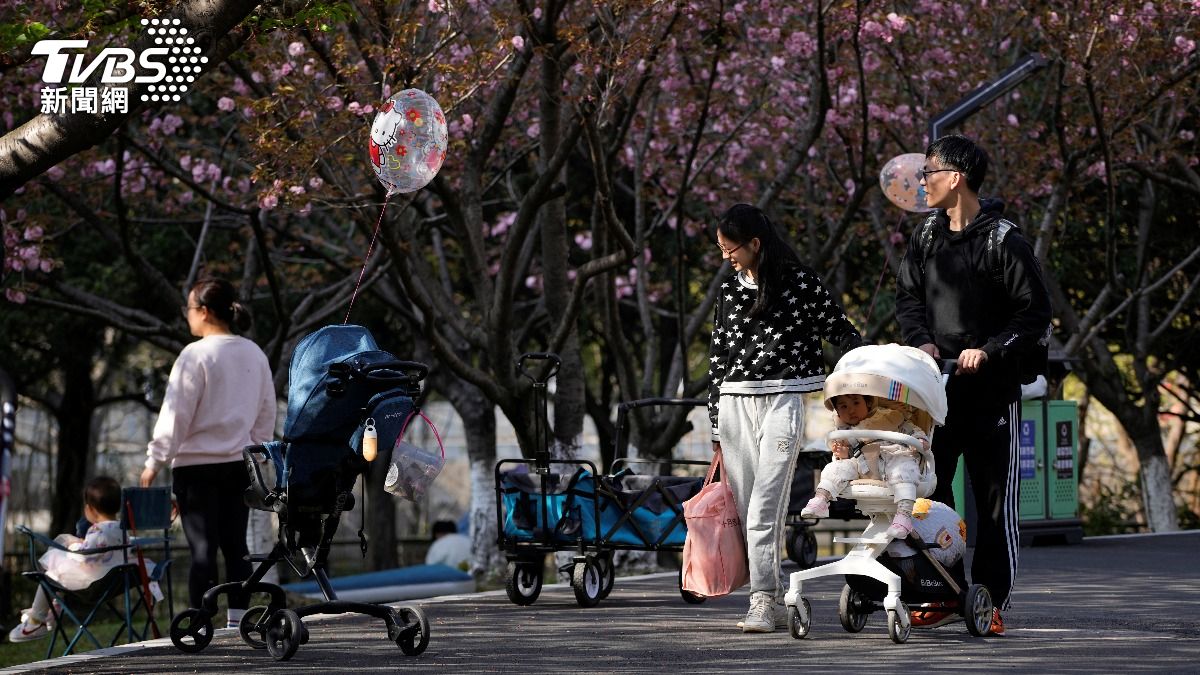 每年人民幣3200元的育兒津貼,難以滿足中國年輕族群的育兒需求。(圖/達志影像路透社)
