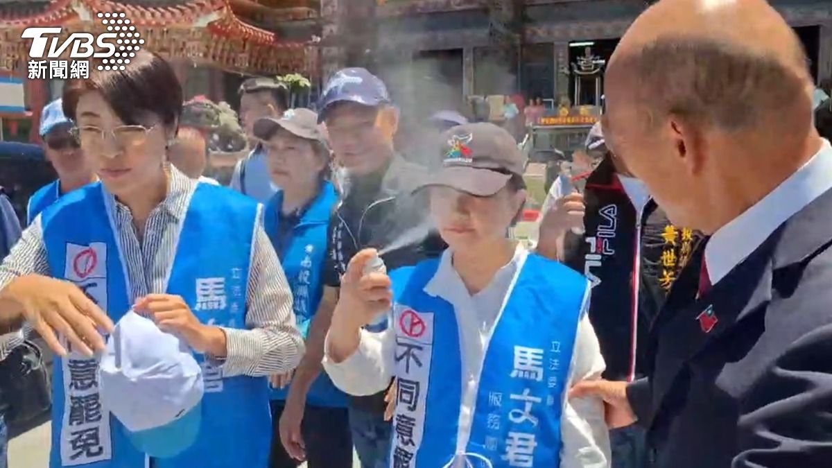 盧秀燕噴防曬,韓國瑜見狀低頭討噴。(圖/TVBS)