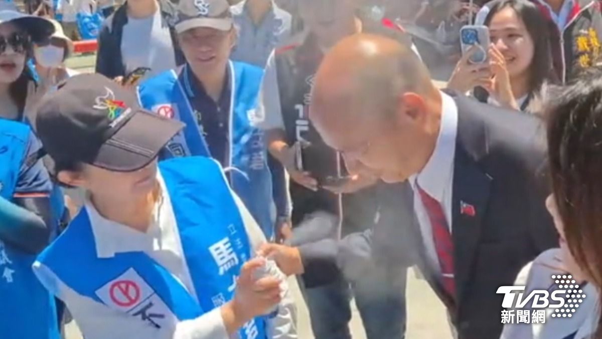 台中市長盧秀燕,為立法院長韓國瑜噴防曬。(圖/TVBS)