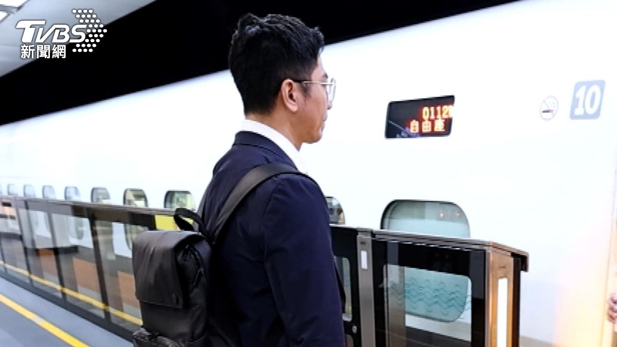 高鐵乘車亂象之一,包括對號座乘客,因人潮過多,無法順利就座。