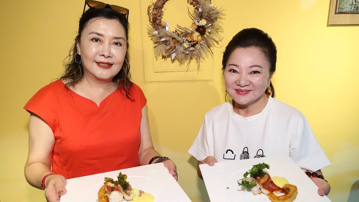 白冰冰與資深歌手丁鈴到餐廳用餐。(圖/民視提供)