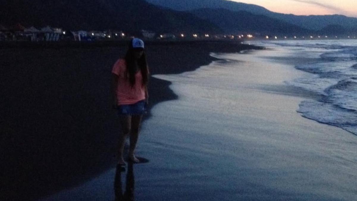 Sam公開阿妹漫步海邊的照片。(圖/翻攝自姚善鏞SAM IG)