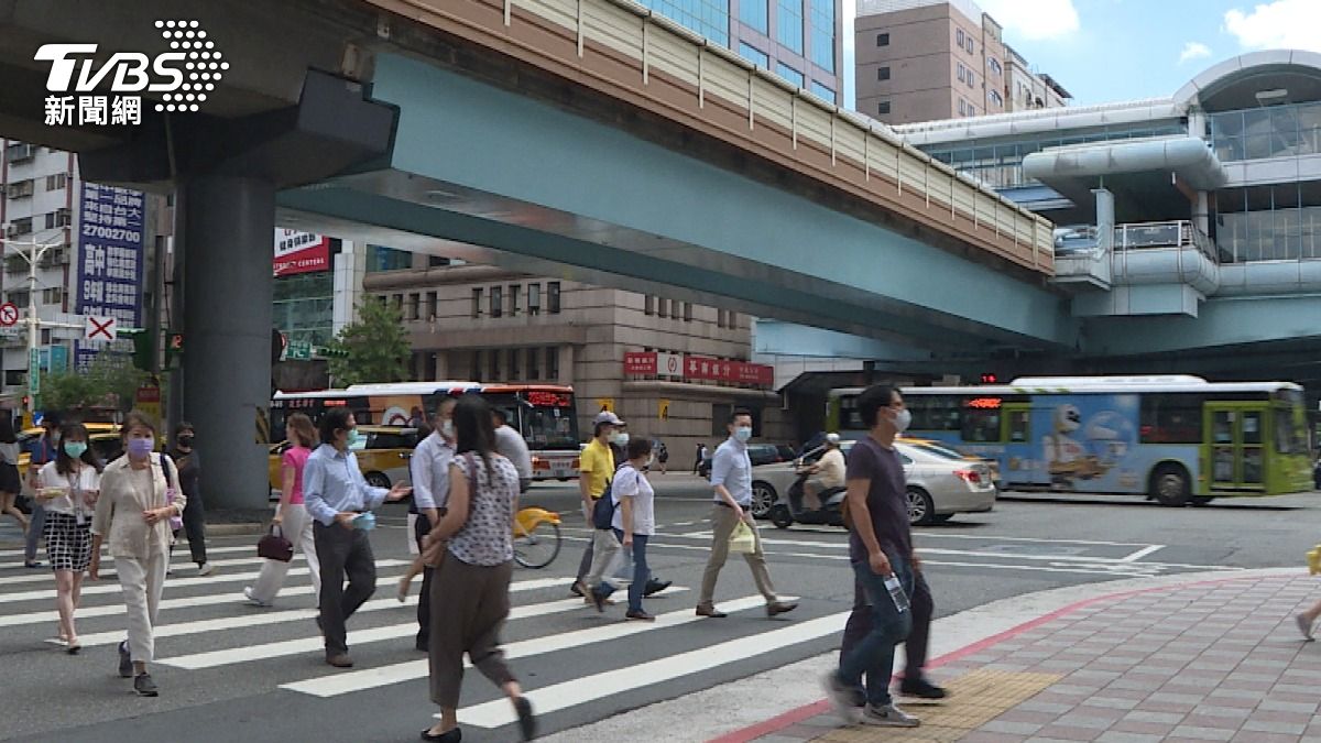 貧富差距擴大與青年低薪問題。（圖／TVBS）