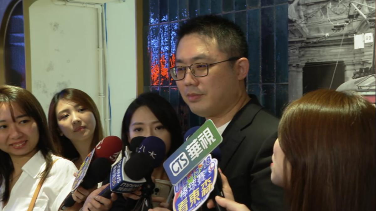 台塑創辦人王永慶四房孫子羅念祖,手搖飲出烏龍茶新品。(圖/TVBS)