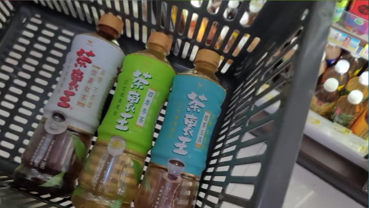 無糖飲料免徵貨物稅,統一宣布6款茶飲降價,家樂福跟進。(圖/TVBS)