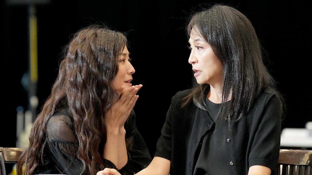張晴（左）從啦啦隊成員轉戰演員。（圖／綠光劇團提供）