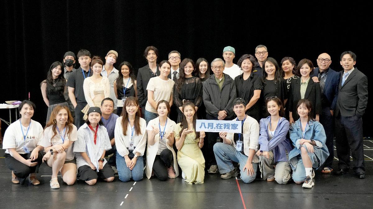 《八月，在我家》全體演員與參與觀看排練的KOL及藝人們大合照。（圖／綠光劇團提供）