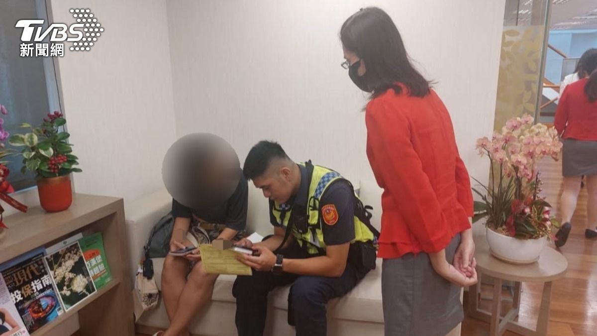 44歲徐姓女子要匯款50萬美元到香港,投資朋友介紹的海外保險公司,購買儲蓄型保單。(圖/TVBS)