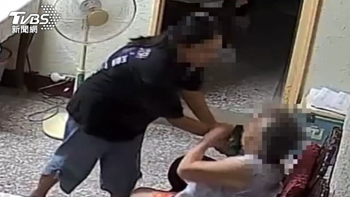 家屬看監視器才發現，外籍看護用抹布幫忙擦臉。（圖／家屬提供）