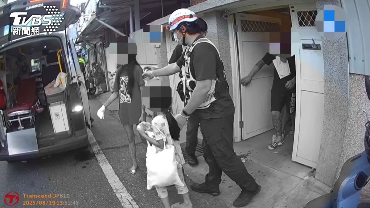 女友為奪男友手中開山刀遭劃傷流血。(圖/TVBS)