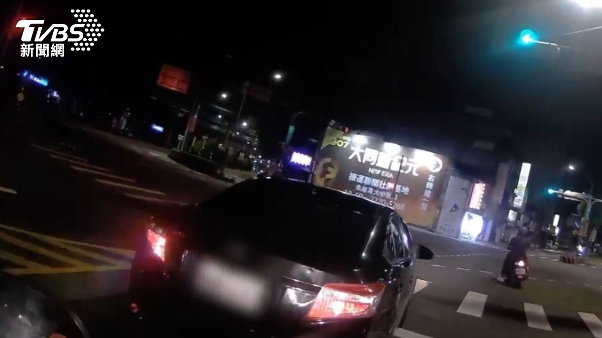 張男當場開車逃逸。(圖/TVBS)