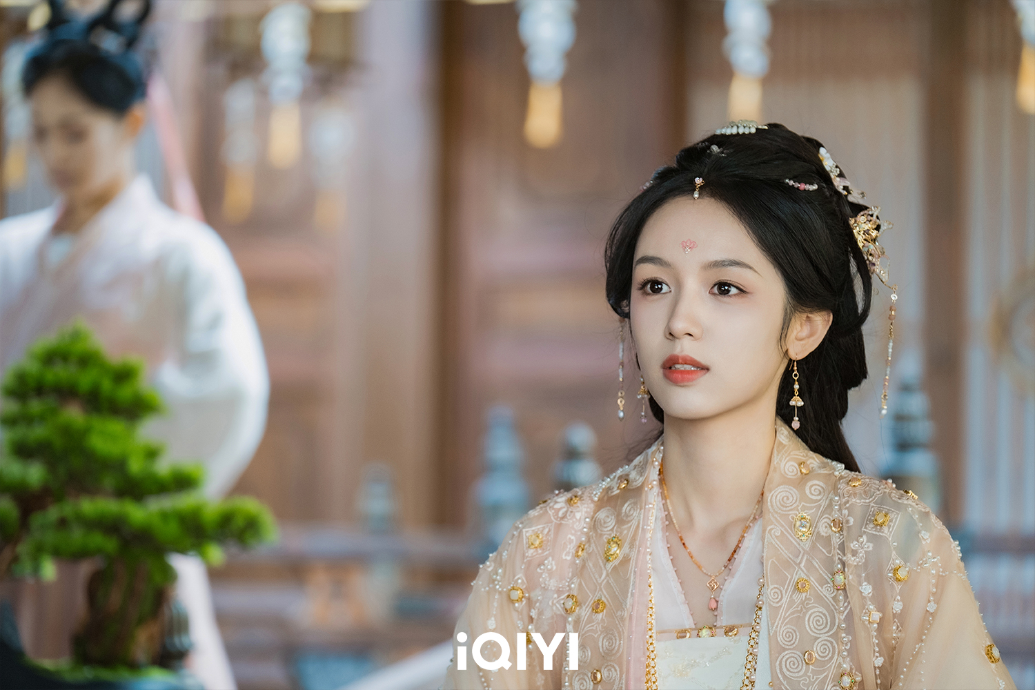 周也在《錦月如歌》飾演「何晏」。（圖／iQIYI愛奇藝國際版提供）