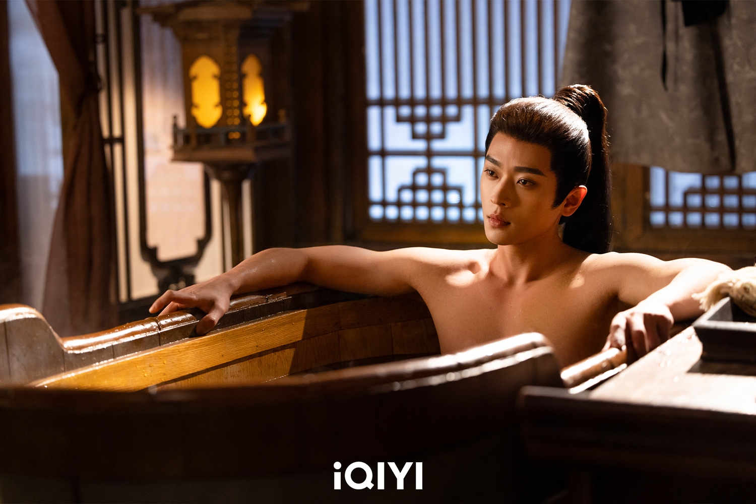 丞磊每部劇都有泡澡戲，被戲稱「浴皇大帝」。（圖／iQIYI愛奇藝國際版提供）