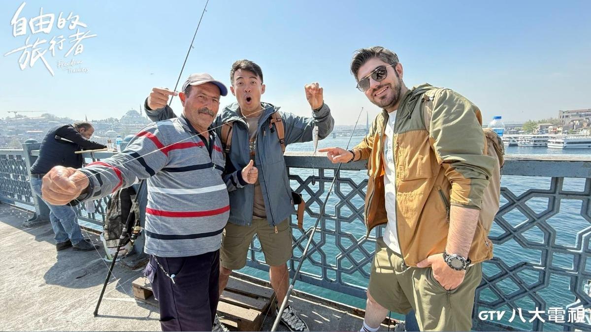 融融、圖佳挑戰釣魚大豐收。(圖/八大提供)
