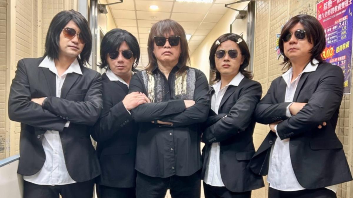 吳俊宏（左起）、彭正、康康、陳孟賢、陳隨意扮成伍佰，組團體「1500」。（圖／中視提供）