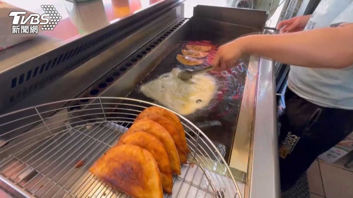 面對蔥價高漲，蔥油餅、蔥油條等小吃業者成本大增 。(圖／TVBS)