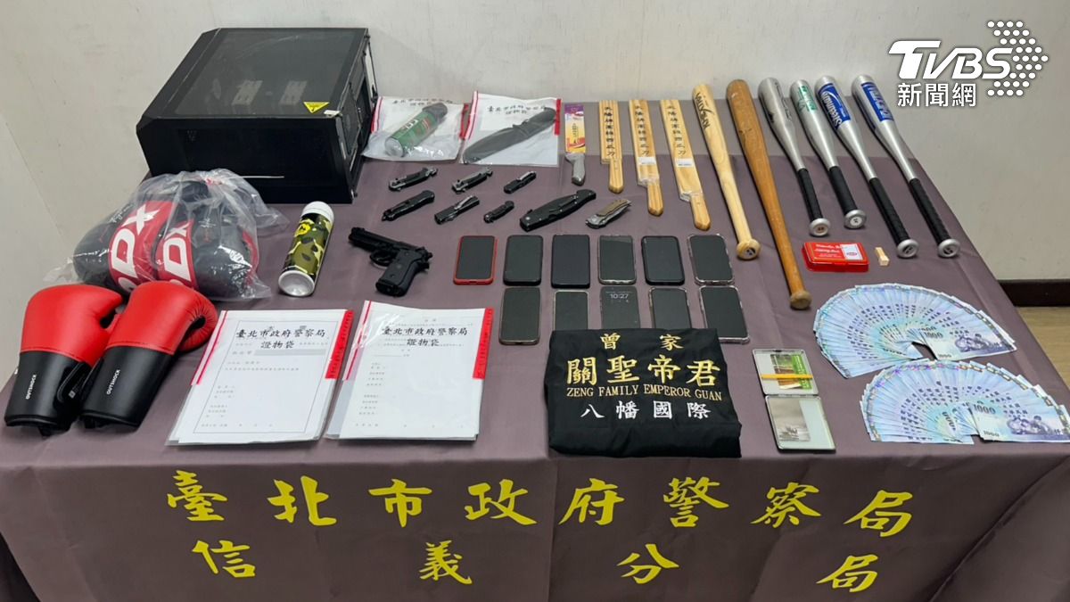 警方查扣犯罪教戰手冊、刀械、空氣槍、愷他命等大量證物。（圖／TVBS）