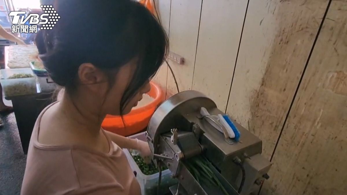 蔥價最近一度飆升至410元，漲幅達十幾倍，蔥油條老闆娘「心在滴血」 。(圖／TVBS)