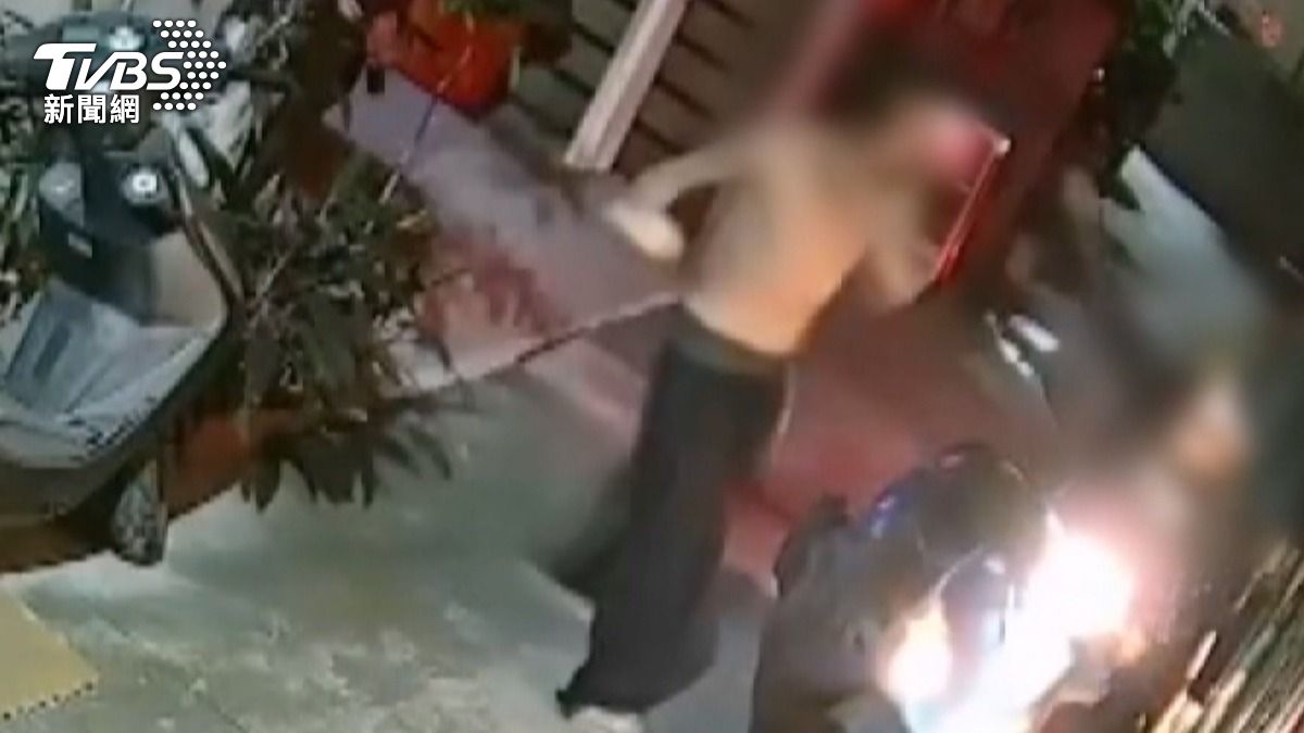 台中一中商圈驚傳隨機襲擊,老婦遭街友毆打。(圖/民眾提供)