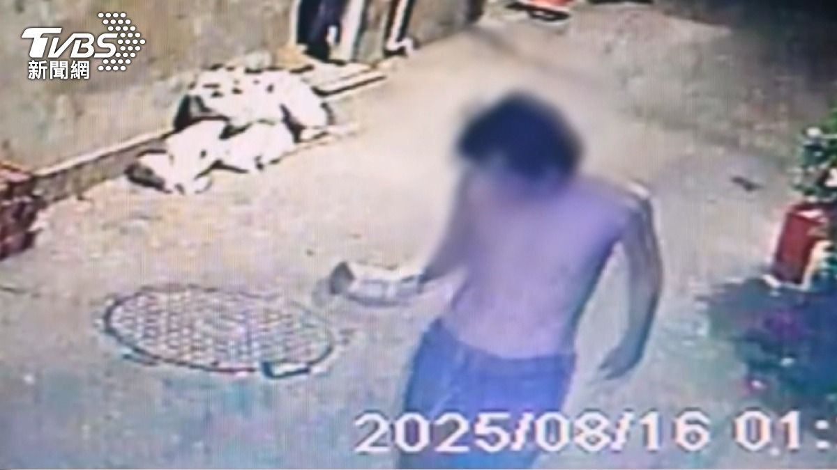 一名裸著上半身的男子,對呂姓女騎士進行猛烈攻擊後離開。(圖/民眾提供)