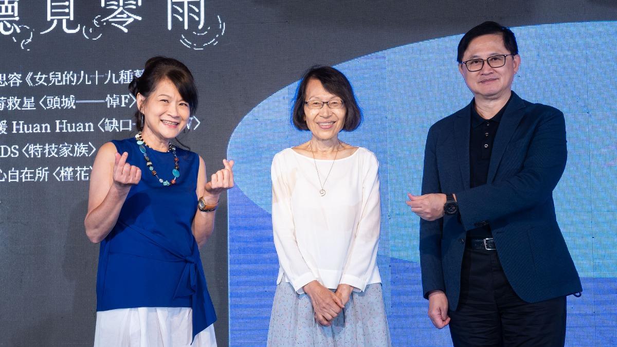 羅思容(左起)、詩人零雨以及童子賢開心合照。(圖/目宿媒體提供)