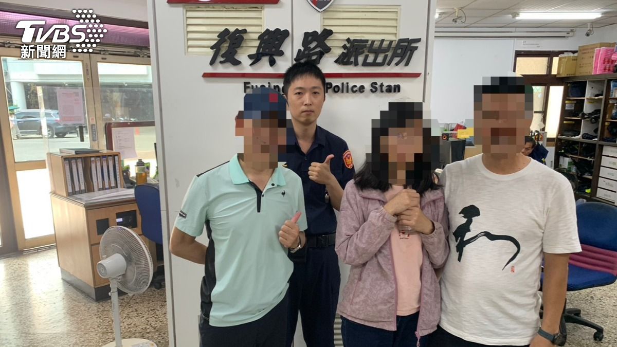 見到周姓婦人平安歸來,家人激動擁抱。(圖/TVBS)