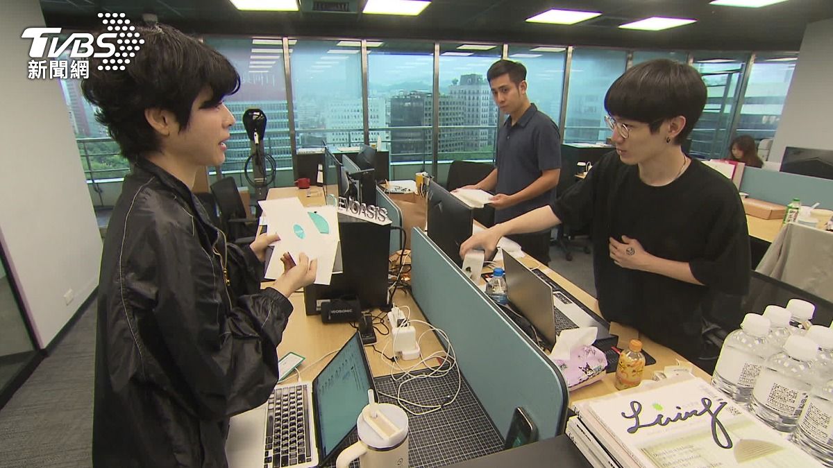根據調查有45%上班族認為自己是中產階級。(圖/TVBS)