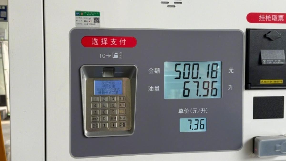 大陸一間加油站出現油槍黑洞。（圖／翻攝自澎湃新聞）