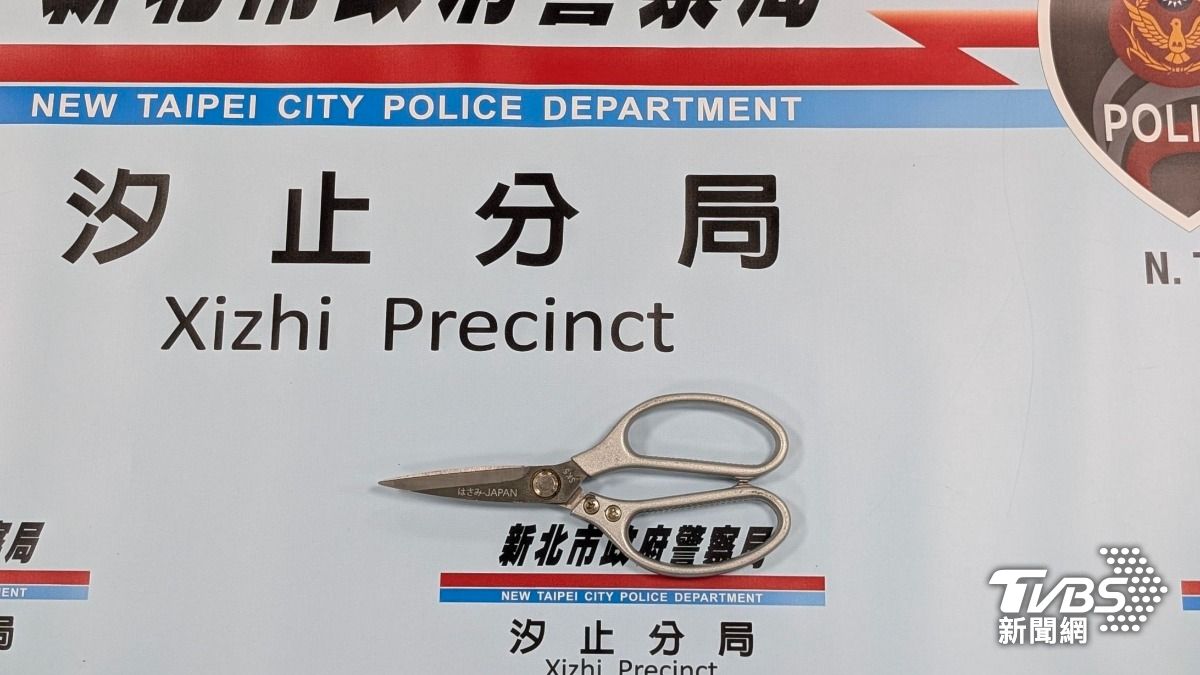 警方查扣剪刀一把。（圖／TVBS）