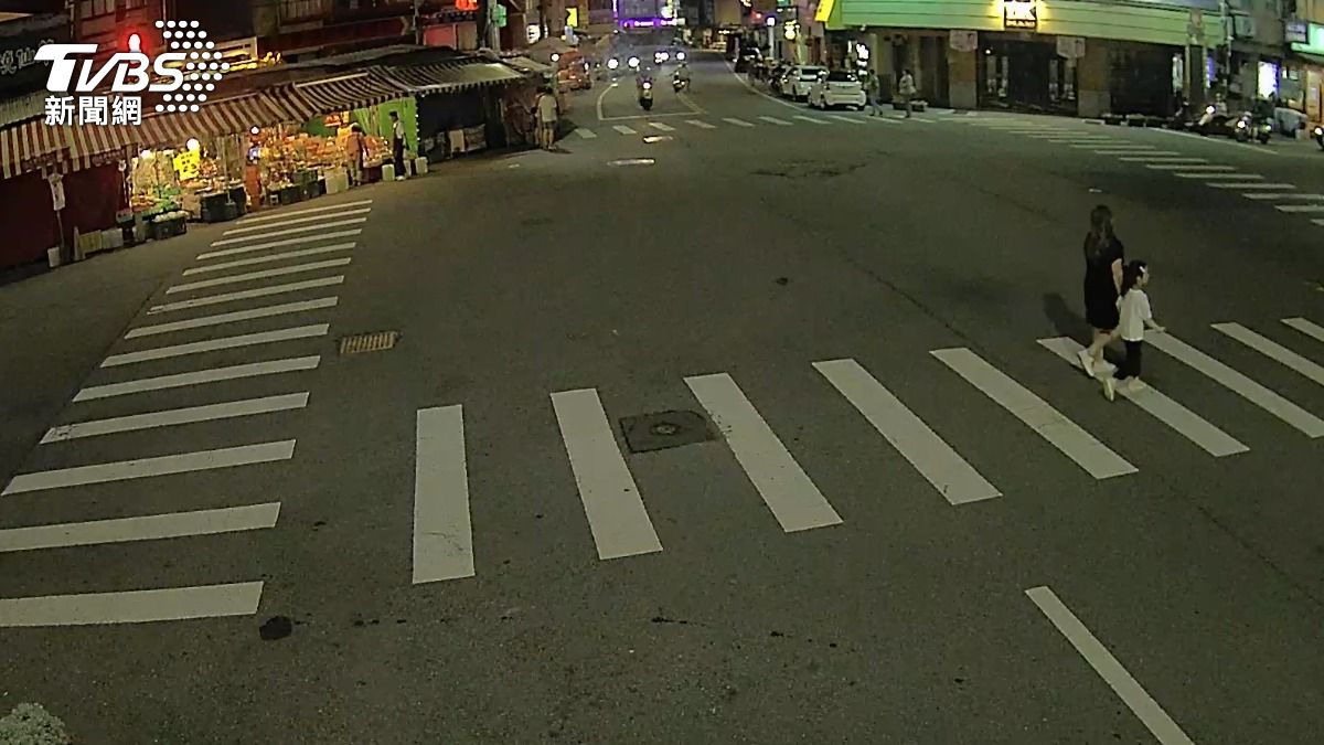 葉男騎機車在夜市揮舞長刀。（圖／TVBS）