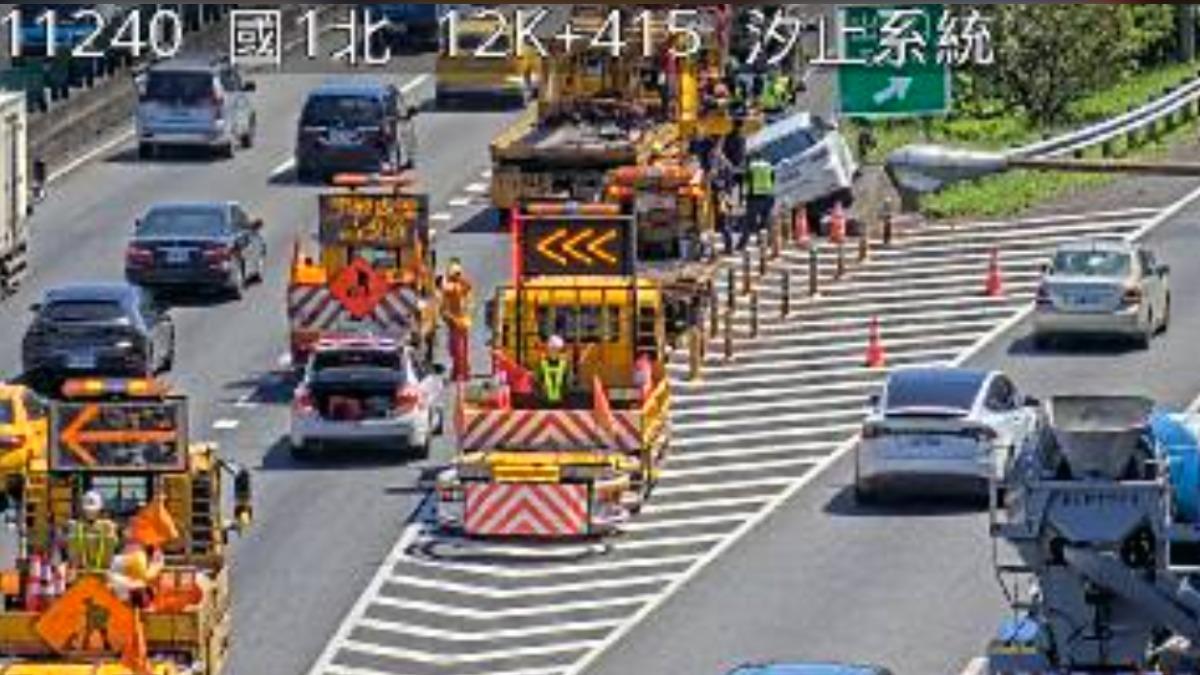 快訊/國1北上汐止段休旅車撞上出口導向島 緊急封閉一車道