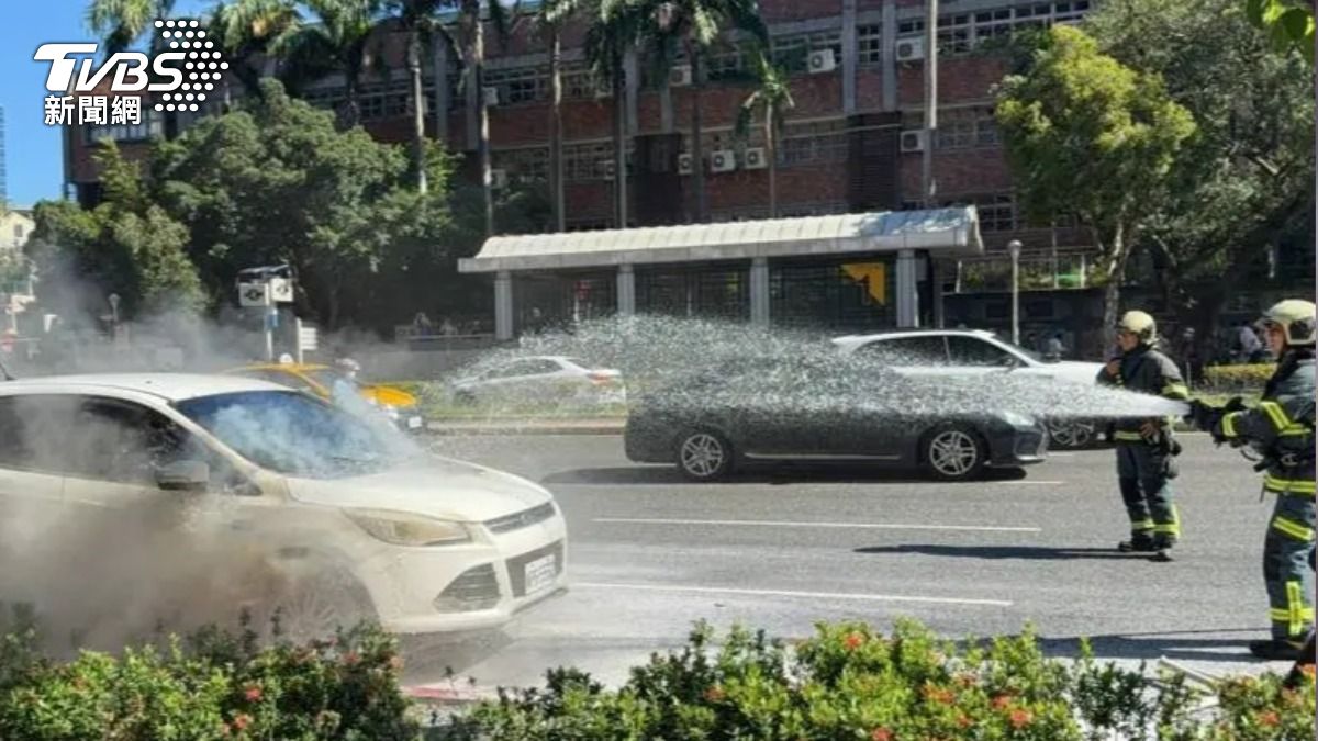 快訊/北市忠孝東路火燒車 駕駛急停滅火器搶救無效