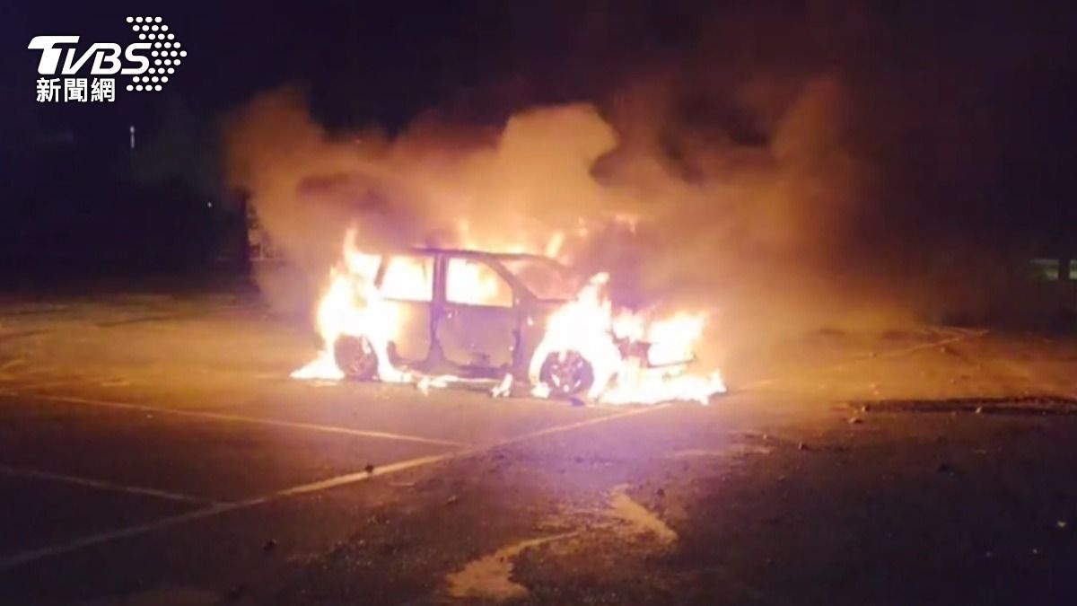 花蓮停車場傳爆炸聲!轎車燒成火球車內赫見「1具男焦屍」