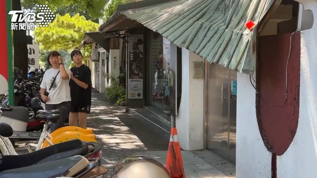 台南大學附近一處民宅屋簷因颱風受損,懸掛的鐵皮已成為路人安全隱憂。(圖/TVBS)