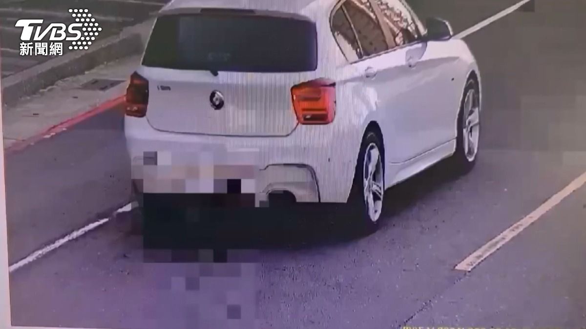 槍手行兇後搭乘一輛白色自小客車逃逸,研判現場可能還有接應的共犯。(圖/TVBS)
