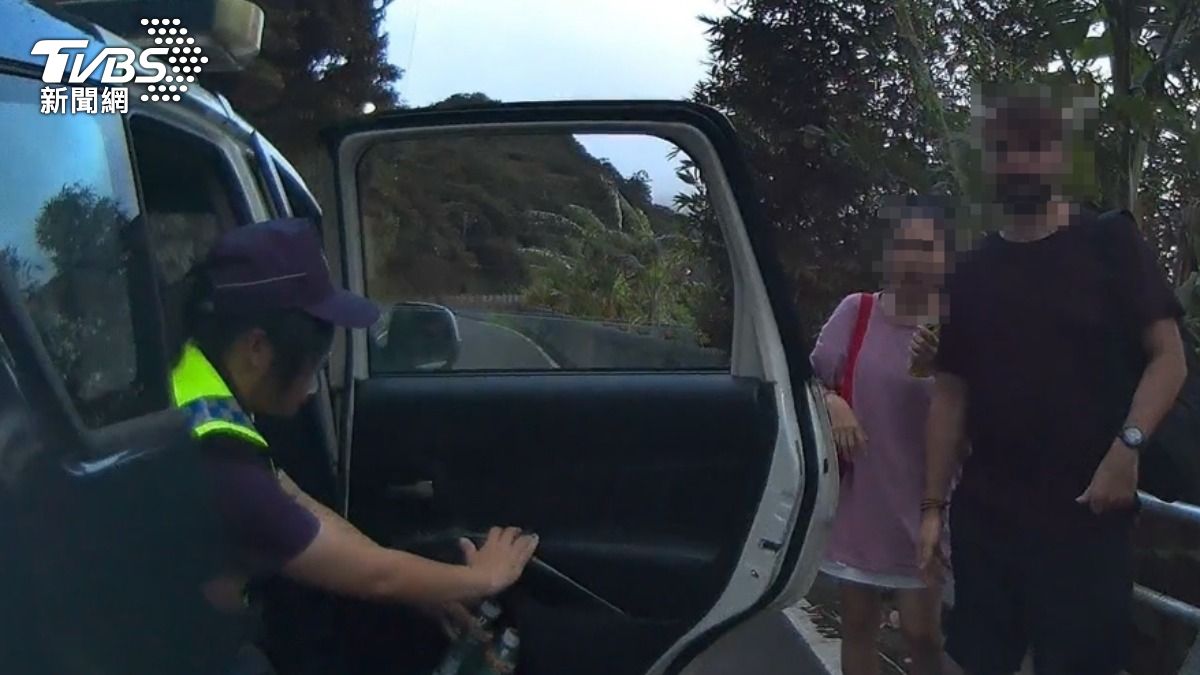 外國情侶健行竹子山古道卻迷路。(圖/TVBS)