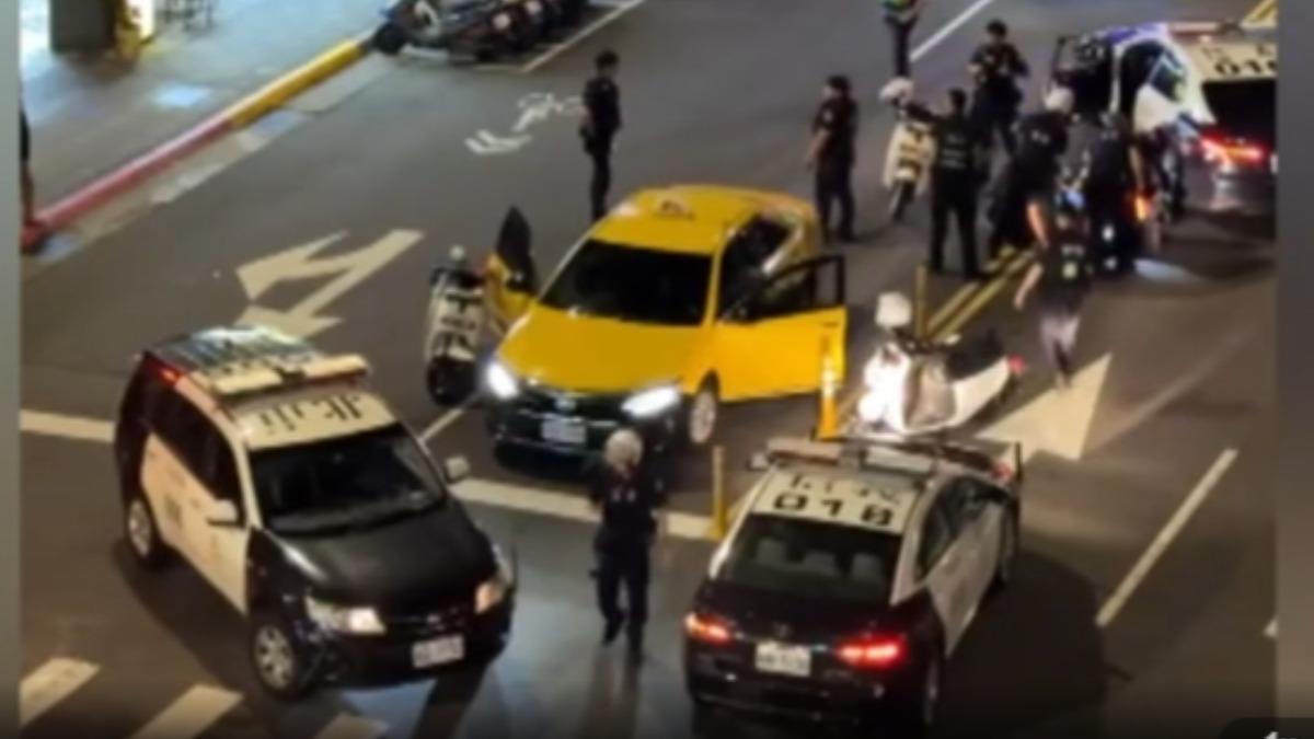 凌晨警方攔截一輛計程車,駕駛涉嫌偷車還拒捕。(圖/圖片由民眾提供)