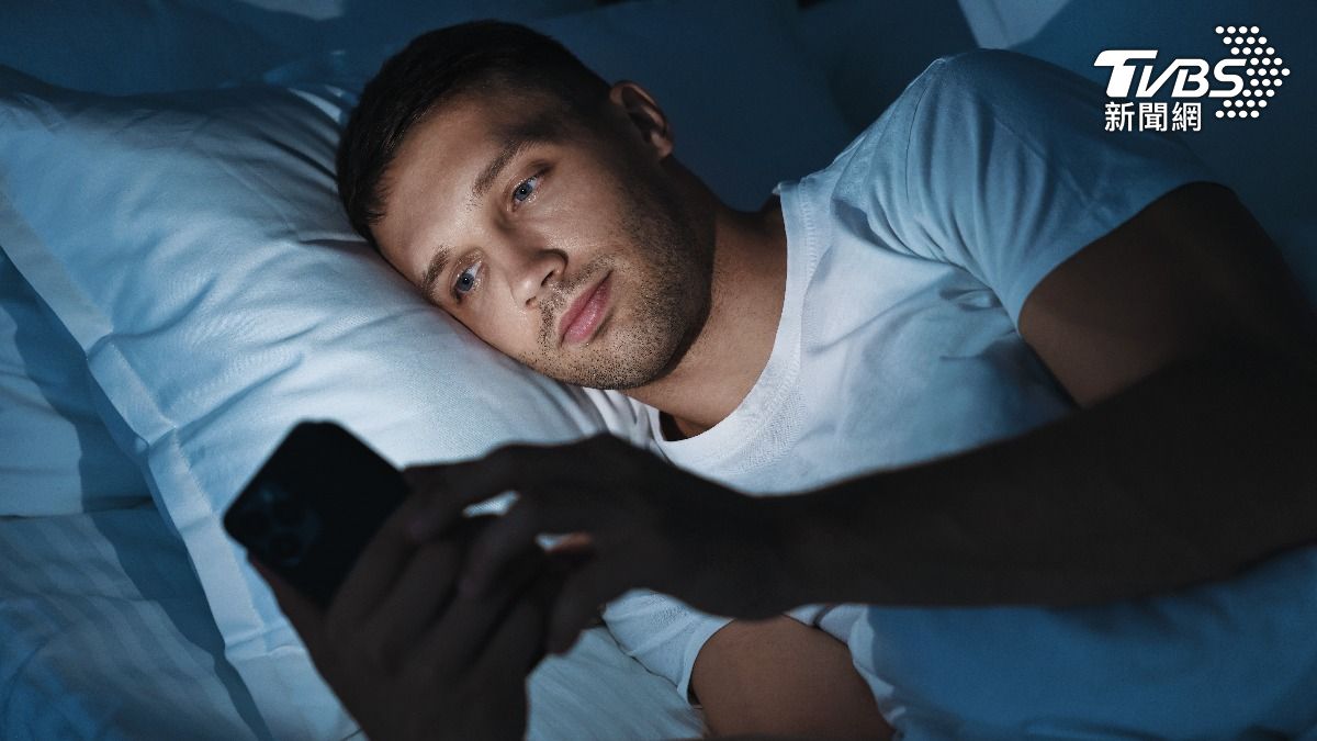 睡前滑手機會影響睡眠？專家給意外答案：關鍵在「看什麼」