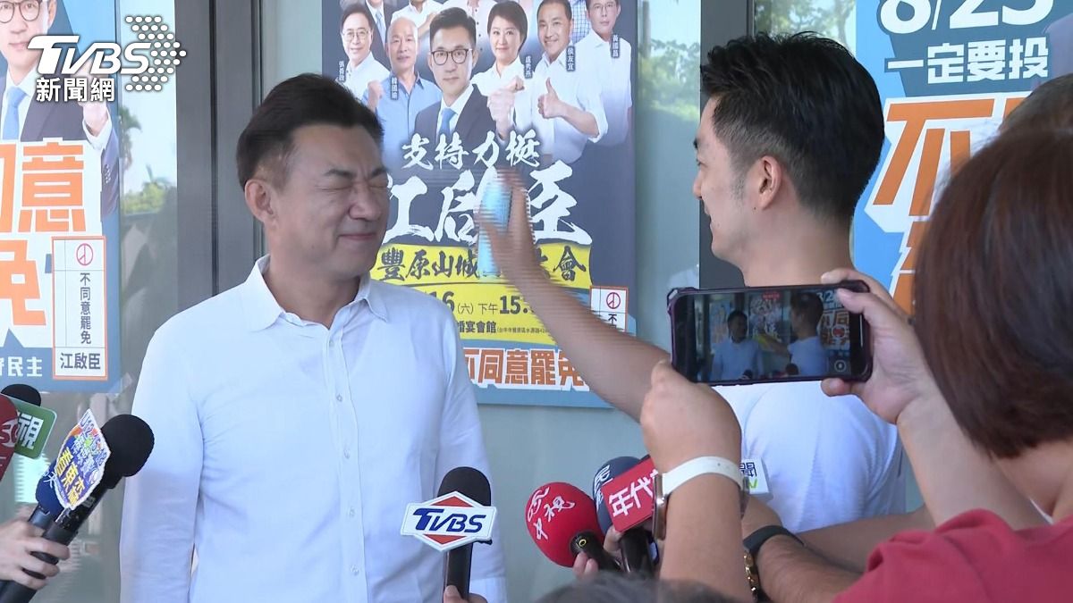 蔣萬安幫江啟臣噴防曬噴霧。(圖／TVBS)