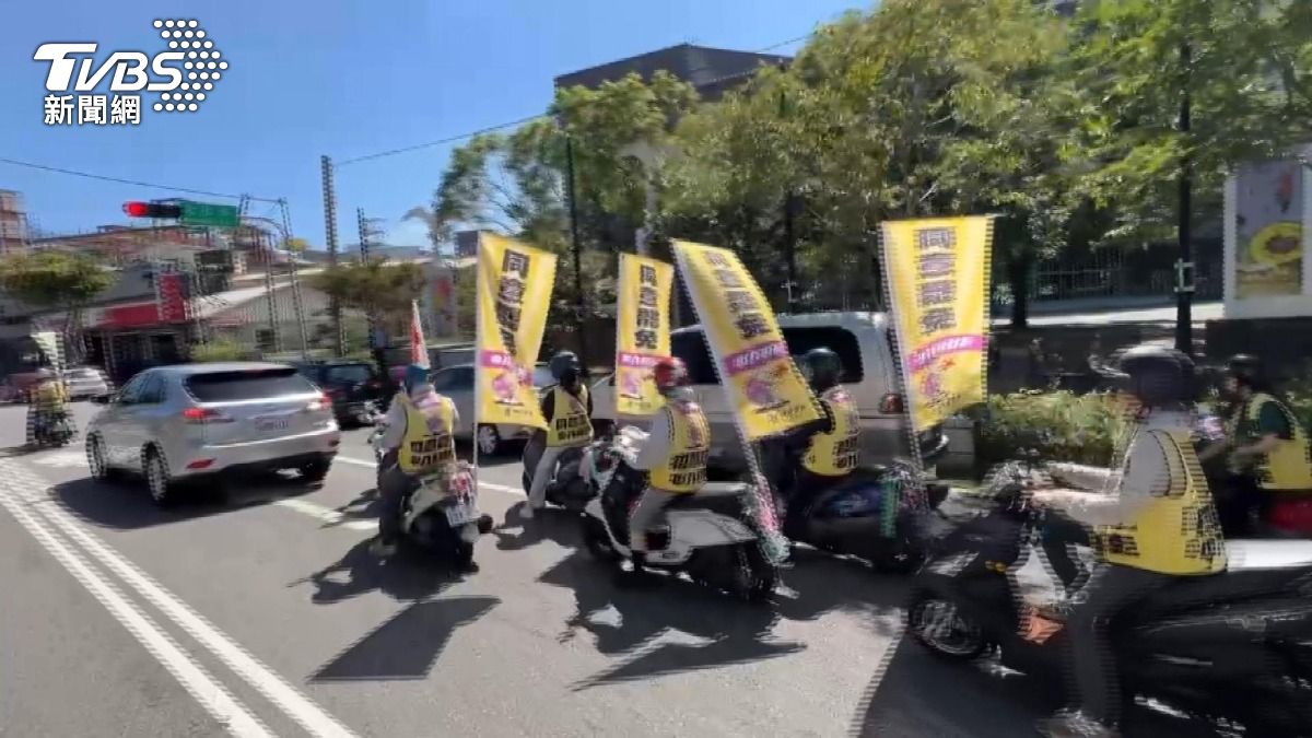 罷免團體在同一天啟動「同意罷免」的選前大車河活動。(圖／TVBS)
