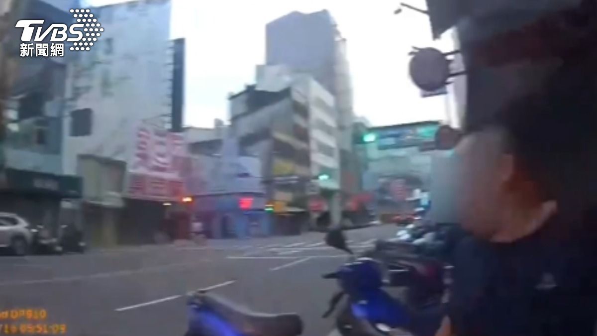 黑衣男動手打警方，最終被壓制在地。（圖／TVBS）