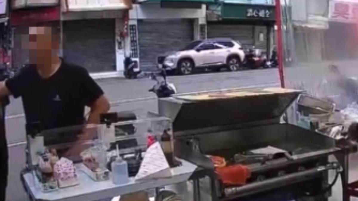 黑衣男砸店態度囂張。（圖／民眾提供）